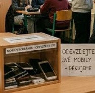 Data ze škol: Používání mobilů reguluje 93 procent z nich